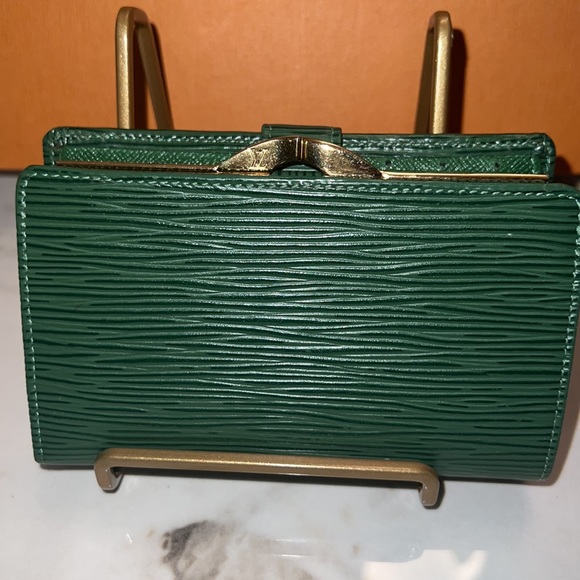 📣📣SOLD📣📣RARE LOUIS VUITTON Green Epi Leather French Purse - Picture 3 of 11